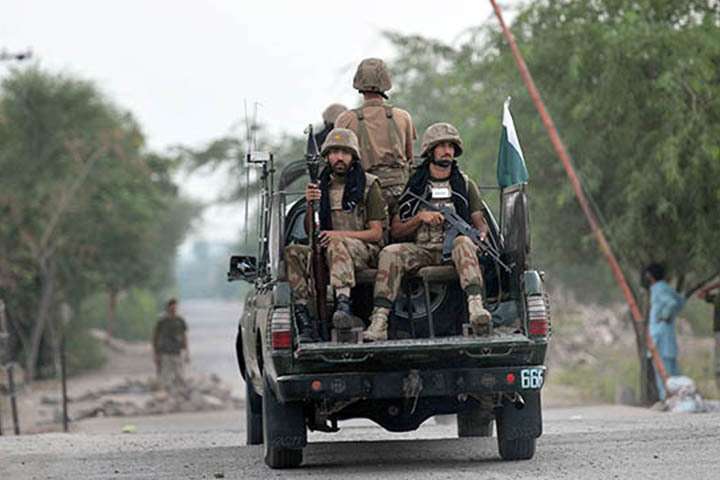 Pakistan’da askeri kampa saldırı
